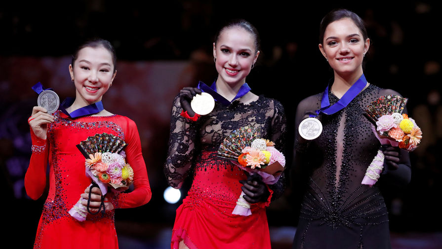 Элизабет Турсынбаева, Алина Загитова и Евгения Медведева (слева направо) на пьедестале почета чемпионата мира в Сайтаме