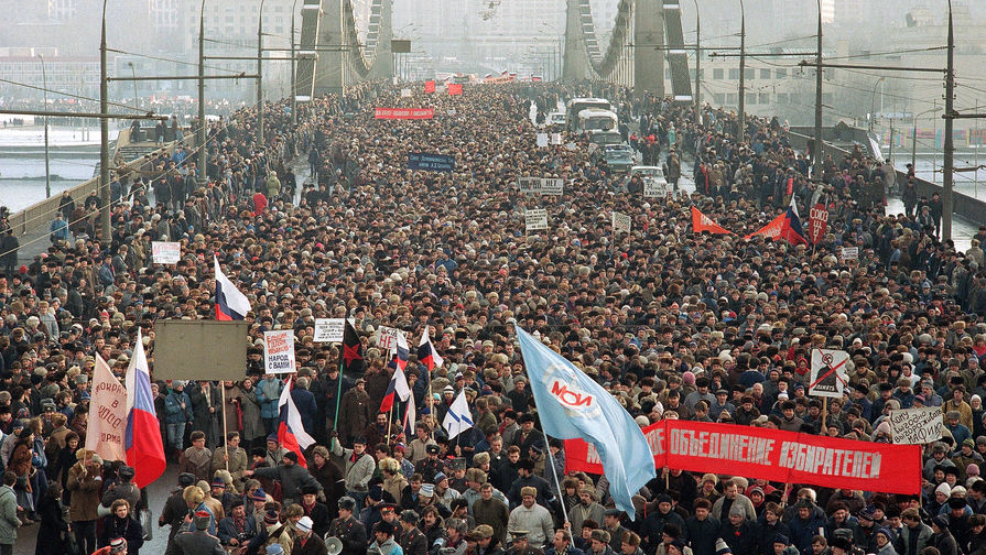 Во время шествия на&nbsp;Крымском мосту в&nbsp;Москве, организованного Блоком демократических сил, 4 февраля 1990 года