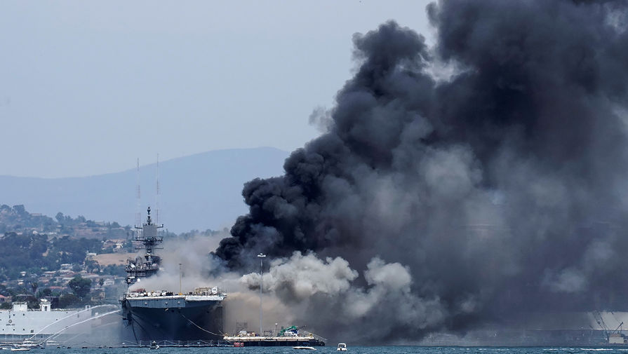 Прогорит до ватерлинии: 21 человек пострадал при пожаре на корабле США