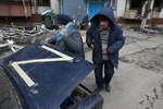 Mariupol residents taking water from the trunk of a car, March 2022