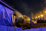 Сотрудники МЧС РФ тушат пожар на месте крушения самолета Су-30 в Иркутске, 23 октября 2022 года