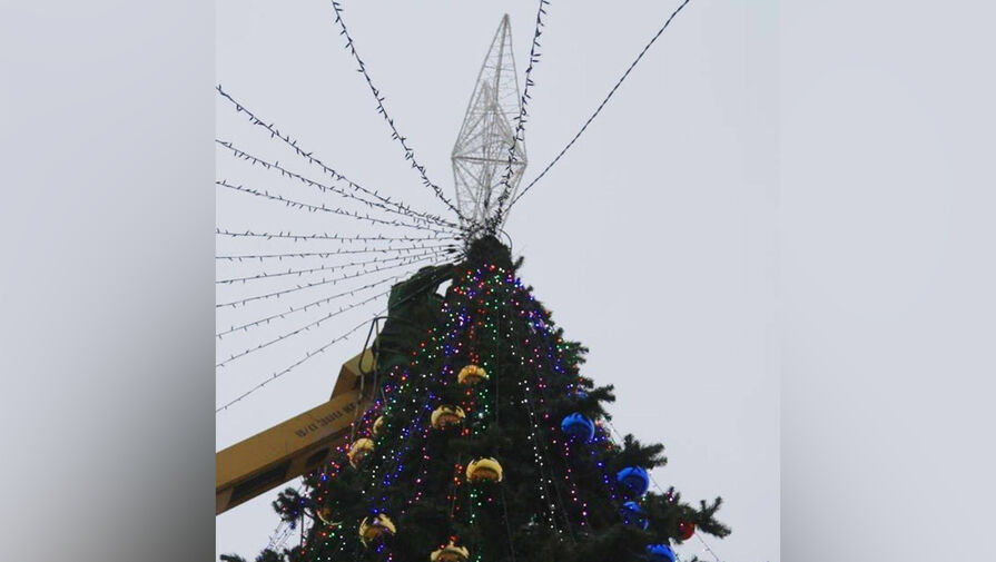 В Керчи организовали проверку из-за желто-синих новогодних украшений