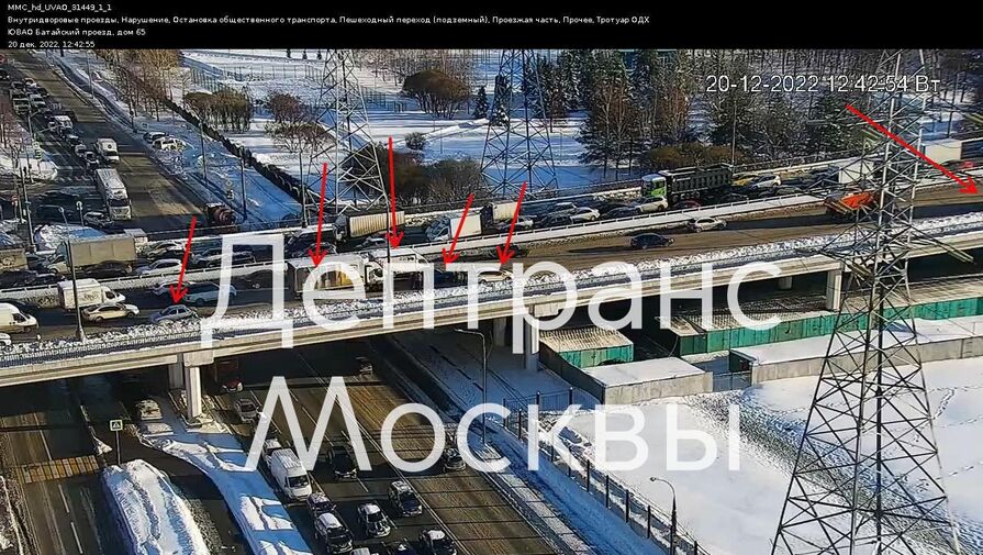 Шесть автомобилей столкнулись на Братеевском мосту в Москве