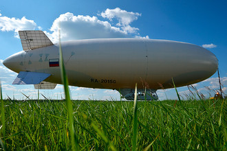 Дирижабль AU-30, построенный ЗАО «Воздухоплавательный центр «Авгуръ», во время презентации на «Дирижабледроме» в Киржаче.