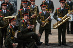 Российский оркестр курсантов военного института во время выступления на Рождественском бульваре