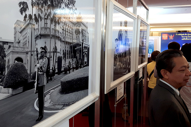 Посетители на выставке фоторабот премьер-министра РФ Д. Медведева в центре Siam Paragon