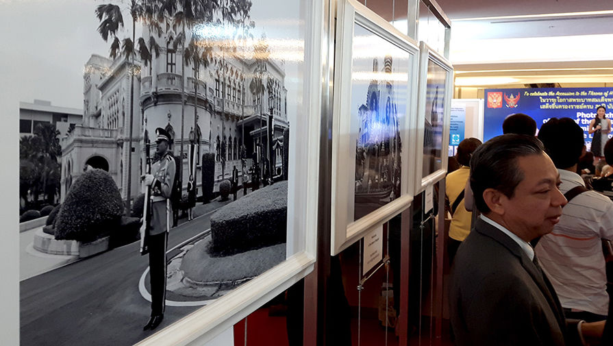 Посетители на выставке фоторабот премьер-министра РФ Д. Медведева в центре Siam Paragon