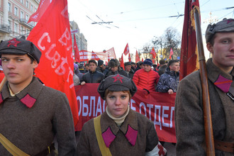 Участники шествия и митинга в Москве, посвященного 98-й годовщине Великой Октябрьской социалистической революции, 2015 год