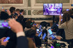 Журналисты смотрят трансляцию встречи глав государств-участников «Нормандского формата» в Елисейском дворце, 9 декабря 2019 года