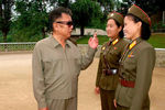 Ким Чен Ир и женщины-военнослужащие, снимок без даты опубликован в 2008 году