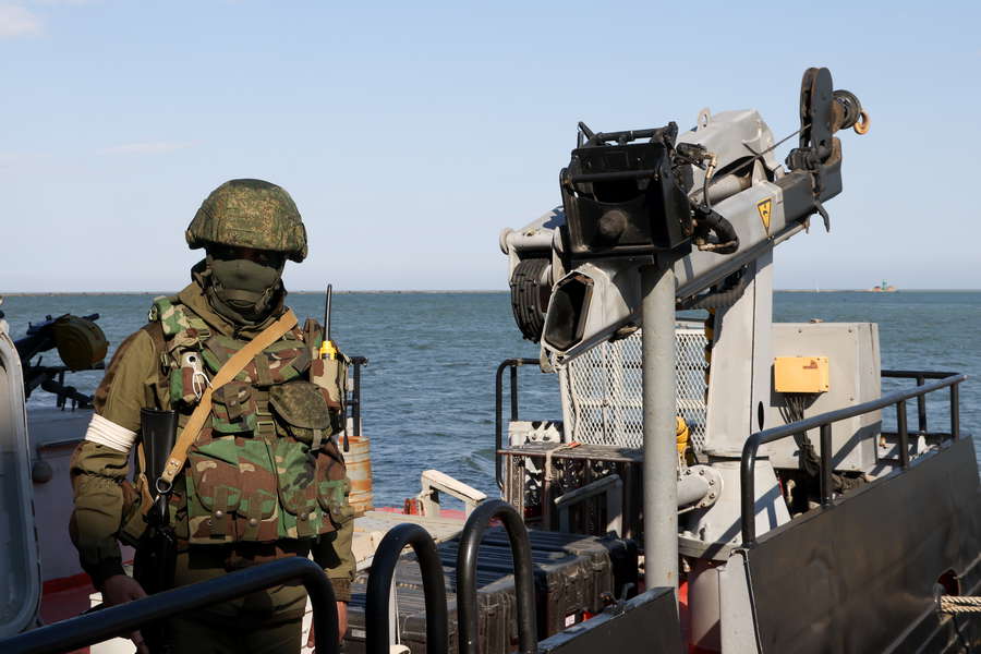Военнослужащий ВС РФ на борту судна Черноморского флота в морском торговом порту