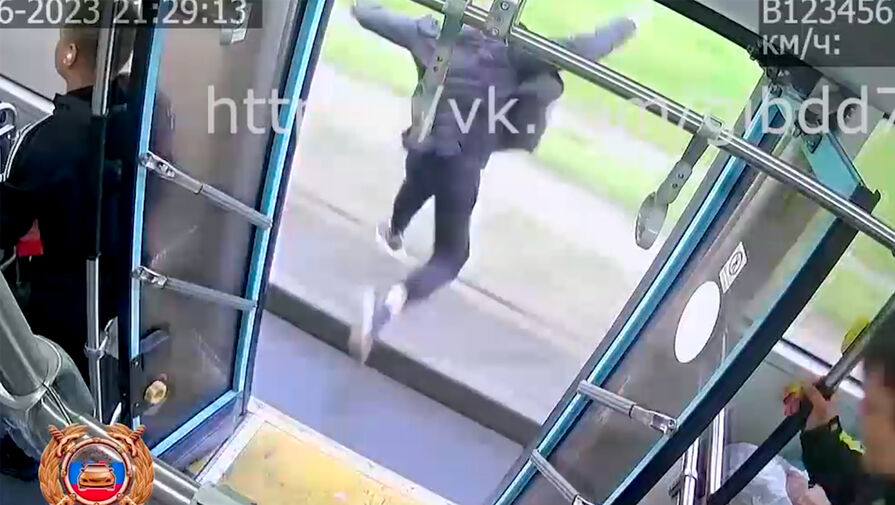 Появилось видео прыжка молодого мужчины из движущегося автобуса