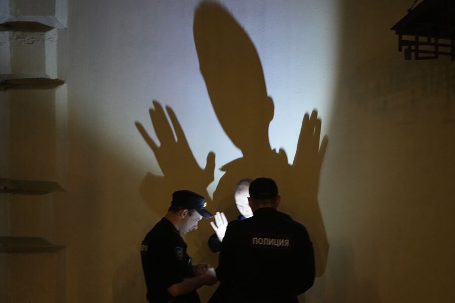 Сотрудники полиции проверяют документы у&nbsp;мужчины в&nbsp;центре Москвы, 25&nbsp;июня 2023&nbsp;года