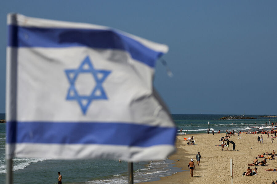 Отдыхающие на пляже в Тель-Авиве, Израиль, 14 апреля 2024 года