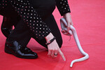 Змея на церемонии открытия 46-го Московского международного кинофестиваля в театре «Россия», 19 апреля 2024 года
