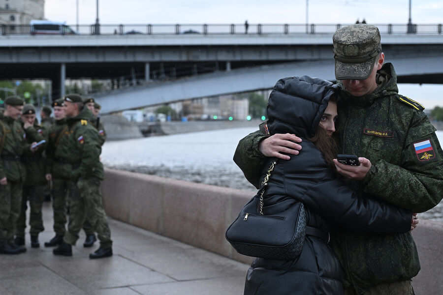 Курсант с&nbsp;девушкой перед&nbsp;началом репетиции парада в&nbsp;Москве в&nbsp;честь 80-й годовщины Победы в&nbsp;Великой Отечественной войне, 29&nbsp;апреля 2025&nbsp;года