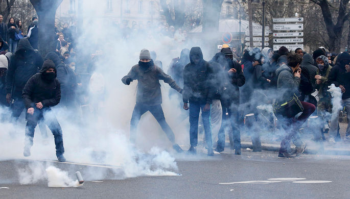 Столкновения молодежи с французской полицией во время демонстрации против полицейской жестокости в...