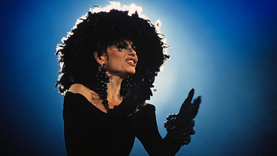 Певица Ирина Понаровская во время выступления, 1993 год