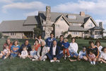 Семья Бушей на фоне их дома в Кеннебанкпорте, 1986 год 