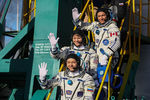 Члены основного экипажа МКС-58/59 (снизу вверх): космонавт «Роскосмоса» Олег Кононенко (Россия), астронавт НАСА Энн МакКлейн (США) и астронавт Канадского космического агентства Давид Сен-Жак (Канада)