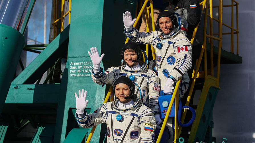 Члены основного экипажа МКС-58/59 (снизу вверх): космонавт «Роскосмоса» Олег Кононенко (Россия), астронавт НАСА Энн МакКлейн (США) и астронавт Канадского космического агентства Давид Сен-Жак (Канада)