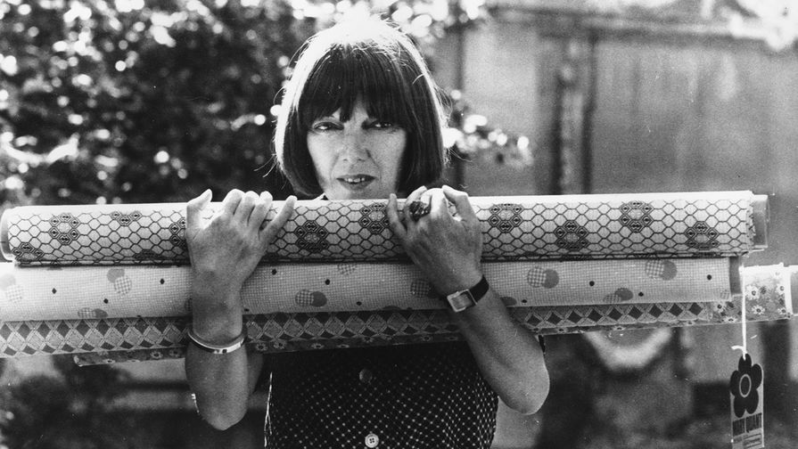 Мэри Куант с рулонами ткани, 1974 год 
