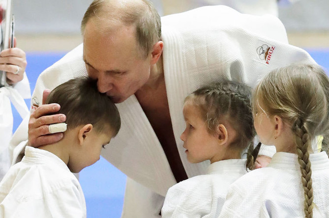 Президент России Владимир Путин перед тренировкой на татами в спортивно-тренировочном комплексе «Юг-Спорт» в Сочи, 14 февраля 2019 года