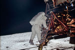 Астронавт Базз Олдрин во время выхода на поверхность Луны из лунного модуля корабля «Аполлон-11», 20 июля 1969 года