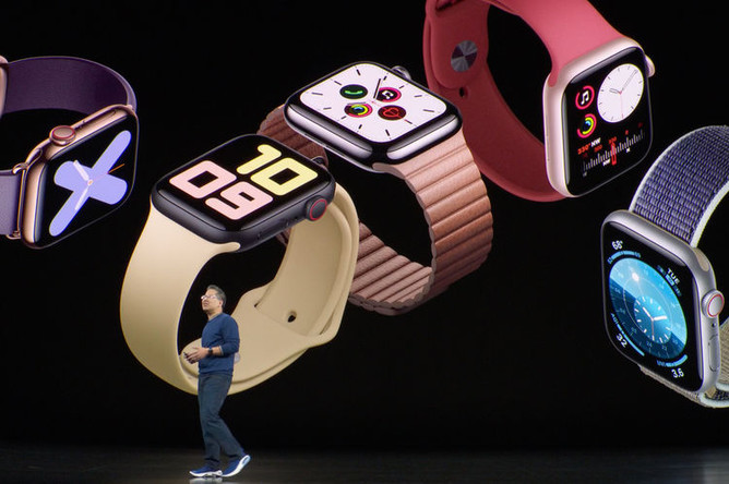 Часы Apple Watch пятого поколения на презентации компании Apple, 10 сентября 2019 года