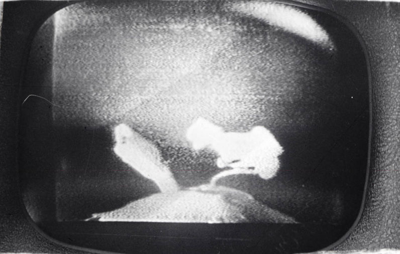 Космонавт Алексей Леонов в открытом космосе во время полета на космическом корабле &laquo;Восход-2&raquo;, 18 марта 1965 года