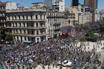 Люди на улицах Буэнос-Айреса во время церемонии прощания с Диего Марадоной в президентском дворце, 26 ноября 2020 года