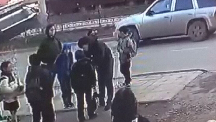 Мужчина напал на 10-летнего мальчика и ударил девушку в Якутске