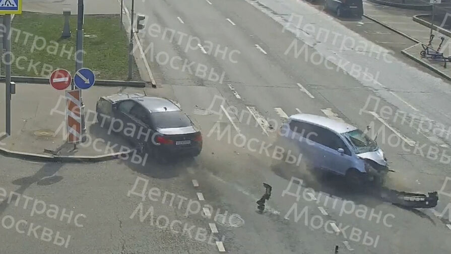 В Москве женщина вылетела из машины на проезжую часть при ДТП и попала на видео