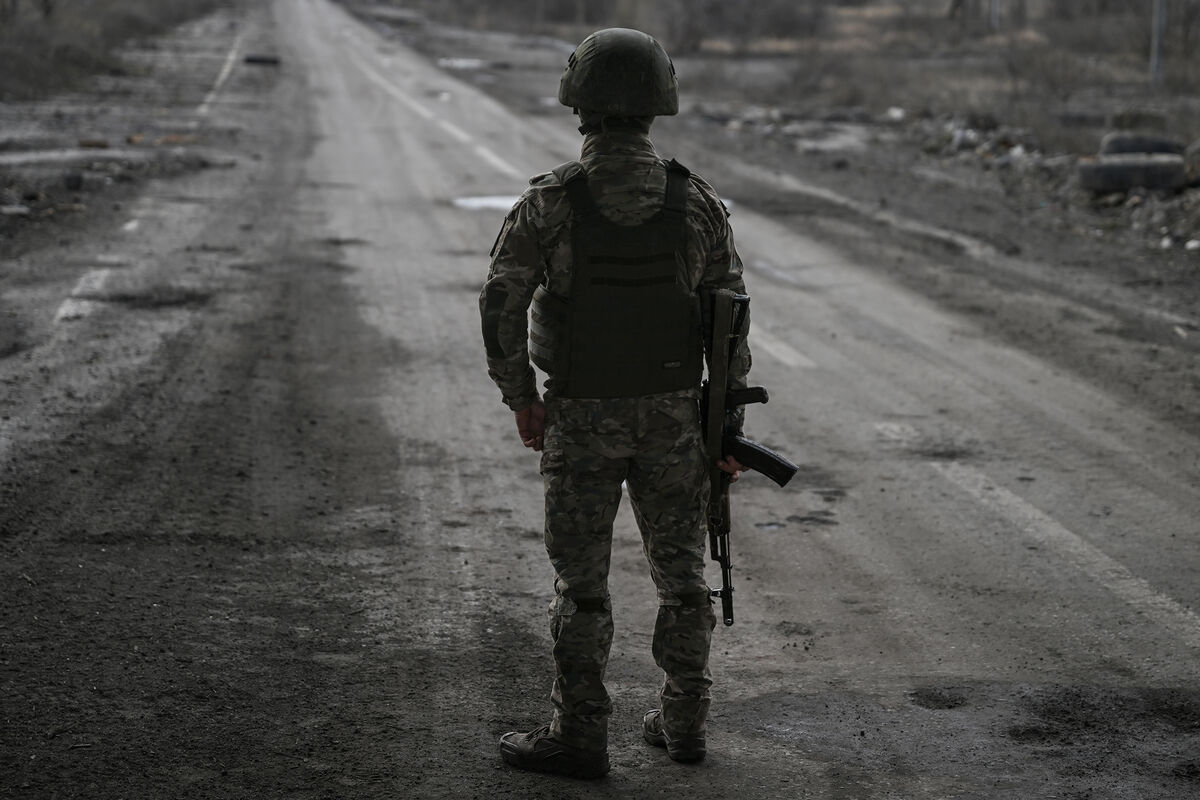 Не желавший попасть в плен российский офицер сжег страницы военного билета  - Газета.Ru | Новости