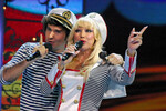 Телеведущий Андрей Малахов и певица Маша Распутина на съемках новогодней передачи для Первого канала, 2007 год