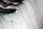 15 июня. Канатоходец Ник Валленда идет по канату из США в Канаду над Ниагарским водопадом.