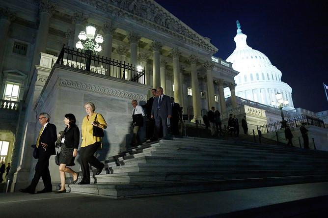 Члены палаты представителей конгресса расходятся после ночных дебатов