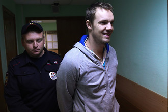 Дмитрий Ишевский (справа), обвиняемый по делу о беспорядках на Болотной площади 6 мая 2012 года, перед оглашением приговора в Замоскворецком суде