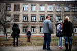 Последствия обстрела школы в Горловке