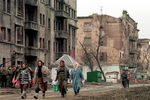 В город возвращаются горожане, которые спасались от обстрелов в Ингушетии и других местах, февраль 2000 года