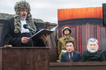 Актеры в масках Игоря Коломойского и Михаила Саакашвили (справа налево) во время перформанса «Процесс»
