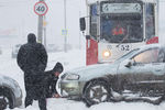 Автомобиль застрял в снегу на трамвайных путях во время сильного снегопада