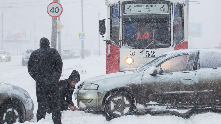 Автомобиль застрял в&nbsp;снегу на&nbsp;трамвайных путях во время сильного снегопада