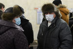 Пассажиры Московского метрополитена в защитных масках