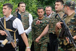 Президент Грузии Михаил Саакашвили и министр обороны Давид Кезерашвили во время инспекции войск около Цхинвала, 10 августа 2008 года