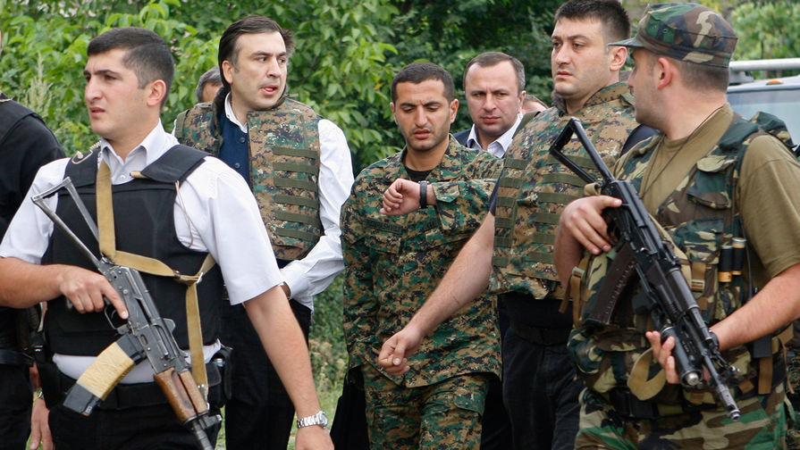 Президент Грузии Михаил Саакашвили и министр обороны Давид Кезерашвили во время инспекции войск около Цхинвала, 10 августа 2008 года