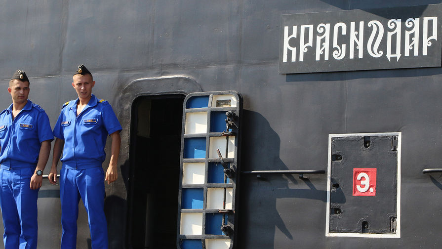 Члены экипажа четвертой дизельной подводной лодки Черноморского флота РФ «Краснодар» проекта 636 «Варшавянка» с ракетами «Калибр», прибывшей после выполнения задач ВМФ РФ в Средиземном море, в порту города, Севастополь. 9 августа 2017