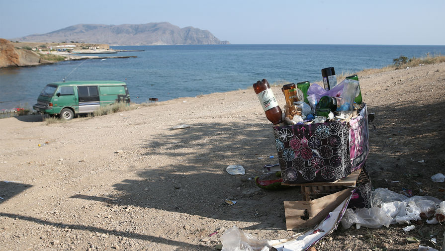 "Нерадивые туристы": почему Крым утопает в мусоре