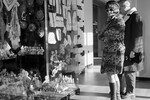 Итальянская актриса Клаудия Кардинале, приехавшая для участия в съемках совместного советско-британско-итальянского художественного фильма «Красная палатка», в одном из магазинов сети «Березка» в Москве, 1960-е