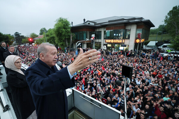 Президент Турции Тайип Эрдоган в&nbsp;сопровождении супруги Эмине Эрдоган обращается к&nbsp;своим избирателям в&nbsp;Стамбуле, 28&nbsp;мая 2023&nbsp;года